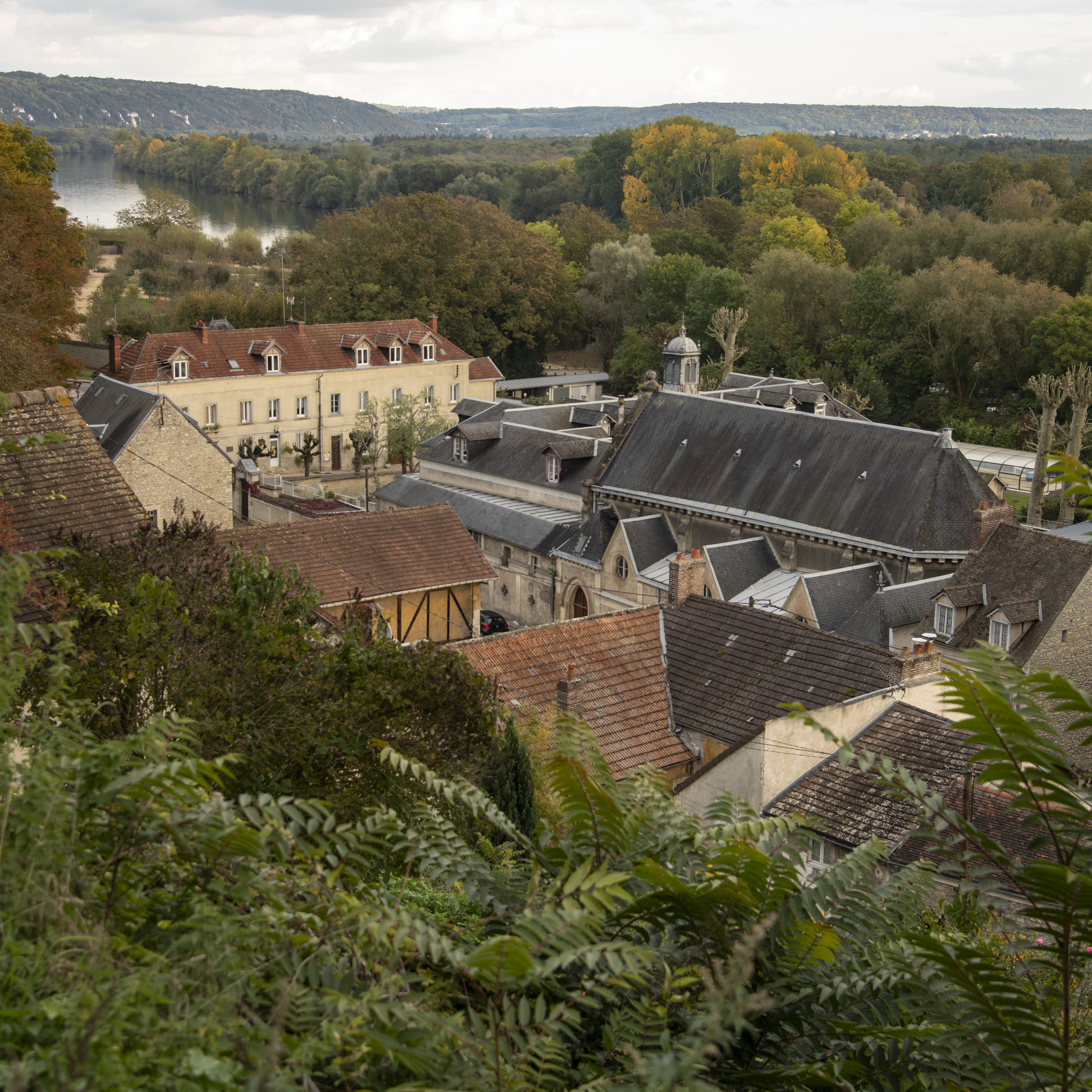 Le village de La Roche-Guyon le long de la Seine / © Jérômine Derigny pour Enlarge your Paris