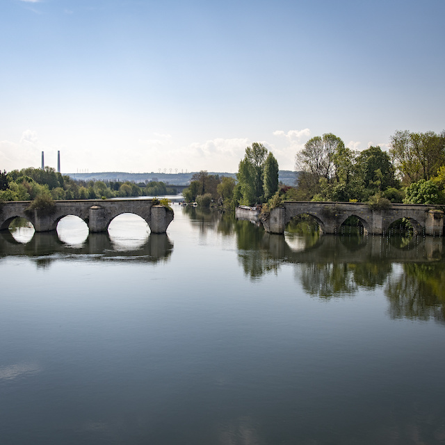 Le vieux pont de Limay entre Limay et Mantes-la-Jolie / © Jérômine Derigny pour Enlarge your Paris  