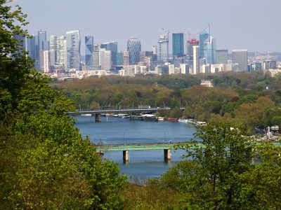 La vue sur La Défense depuis le parc de Saint-Cloud, 120 ha plus grand que Central Park / © Guillaume Baviere (Creative commons - Flickr)