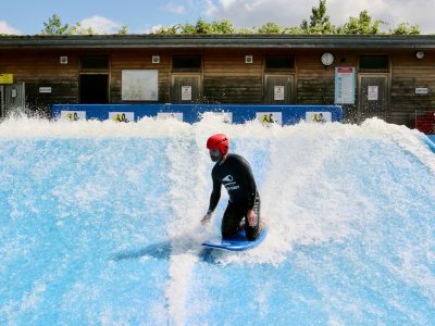 La vague à surf artificielle de Cergy, l'une des plus grandes en extérieur en Europe / © Mélanie Rostagnat pour Enlarge your Paris