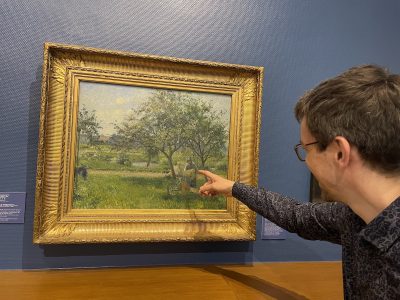 Vincent Pruchniki, conservateur du musée Pissarro, devant 