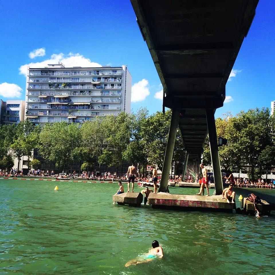 Baignade dans le bassin de la Villette fin août 2016 /  © Ana Wegner
