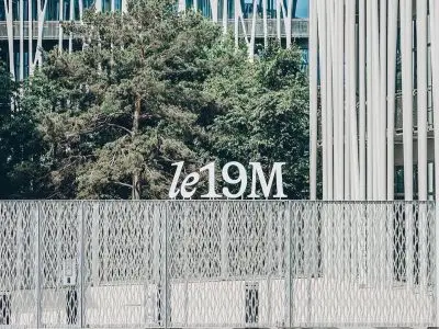 En plus de regrouper l'ensemble des maisons d'art de Chanel, le19m abrite un café bistronomique et une galerie / © 19M