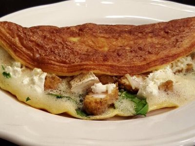 Omelette chèvre poulet épinards st Morêt et fromage râpé / © Home'lette