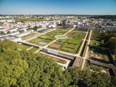Le Potager du Roi vu du ciel (au loin, la cathédrale Saint-Louis) © Ville de Versailles - Drive Productions