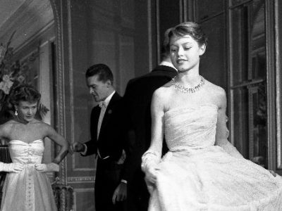 Brigitte Bardot pour le Jardin des modes, 1950 © Atelier Robert Doisneau