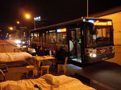 Nuit 16 à La Courneuve (93). Même les chauffeurs de bus s'arrêtent en plein traffic / © Boijeot.Renauld