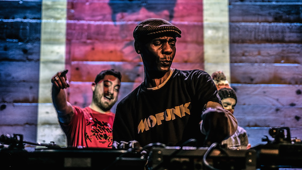 Amadeo 85, Davjazz aux platines et Dj Az Groove au bonnet à pompon / © Jean-Fabien Leclanche