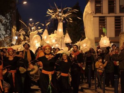 Parade de la compagnie Les Poussières à Aubervilliers / © Les Poussières