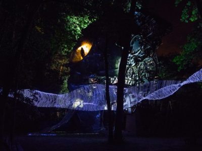 Le Cyclop de Jean Tinguely éclairé par l'artiste Caty Olive / © Régis Grman