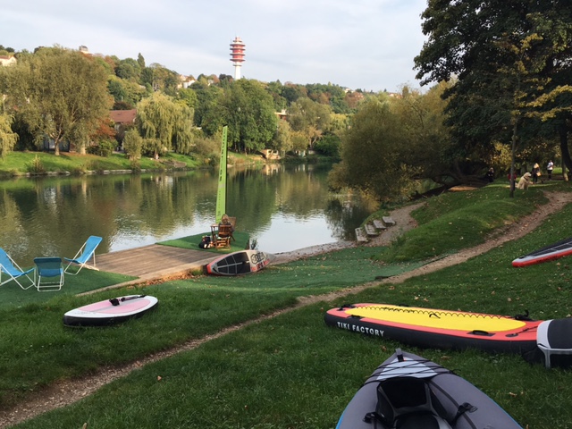 Club de stand up paddle (beachpaddle.fr) sur le quai du Mesnil à Saint-Maur-des-Fossés bords de Marne / Steve Stillman pour Enlarge your Paris