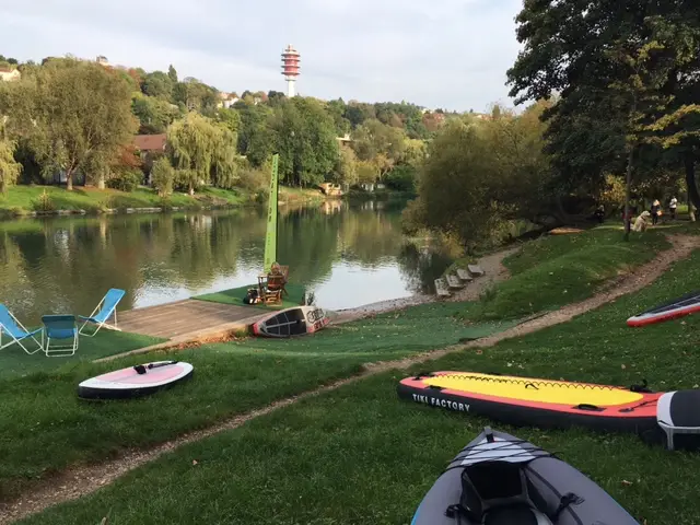 Club de stand up paddle (beachpaddle.fr) sur le quai du Mesnil à Saint-Maur-des-Fossés bords de Marne / Steve Stillman pour Enlarge your Paris