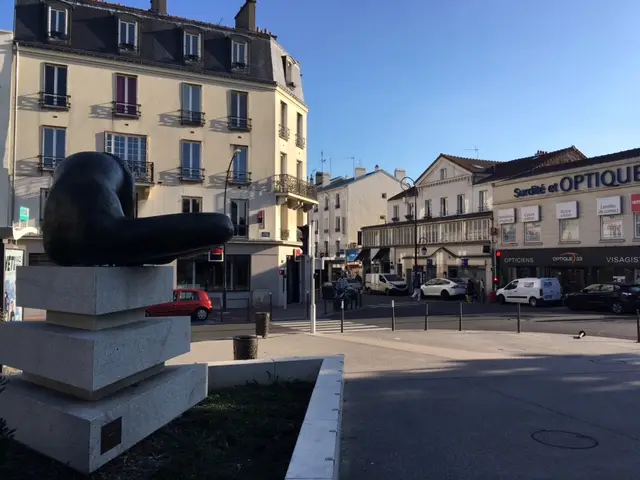 L'avenue du bac vue de la place de la gare à Saint-Maur / L'avenue du bac vue de la place de la gare à Saint-Maur-des-Fossés / © Steve Stillman pour Enlarge your Paris