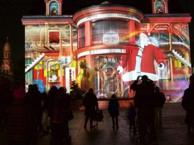 Projections de Noël sur la façade de la mairie à Enghien / © Enghien-les-Bains