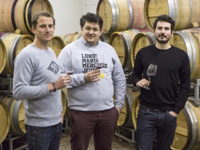 Les trois fondateurs de la Winerie Parisienne dans leur chai à Montreuil / © Camy Verrier