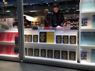 Le Guide des Grands Parisiens en vitrine de la librairie Flammarion à Beaubourg / © Steve Stillman pour Enlarge your Paris