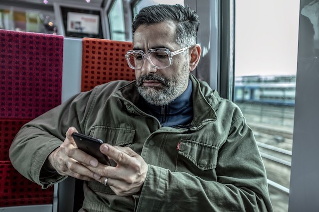 Rachid Santaki dans le train pour aller de la gare du Nord à Saint-Denis / © Jean-Fabien Leclanche pour Enlarge your Paris