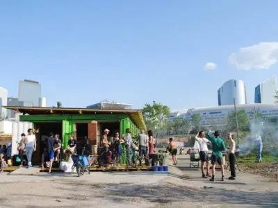 Vive les Groues ! au pied des tours de La Défense à Nanterre / DR