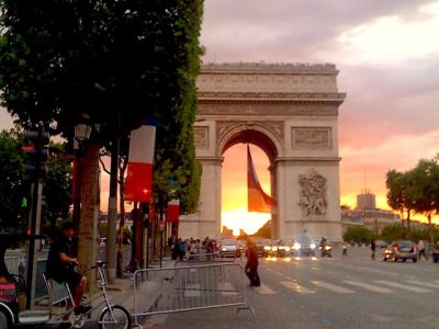 L'Arc de triomphe un soir de juillet / © Steve Stillman pour Enlarge your Paris