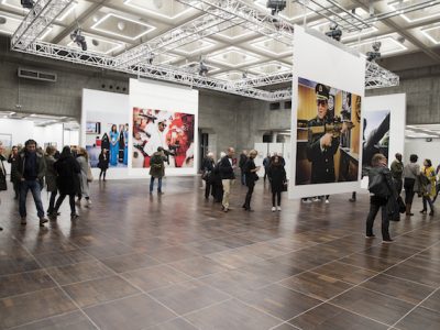 Espace d'exposition dédié au photojournalisme sur le toit de la Grande Arche de la Défense / DR
