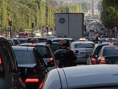 Trafic sur les Champs-Elysées / © Jean-François Gornet - Flickr