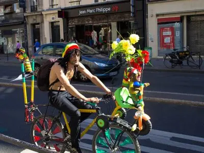 Cycliste rasta à Paris / © Kimdokhac - Flickr sous Creative Commons