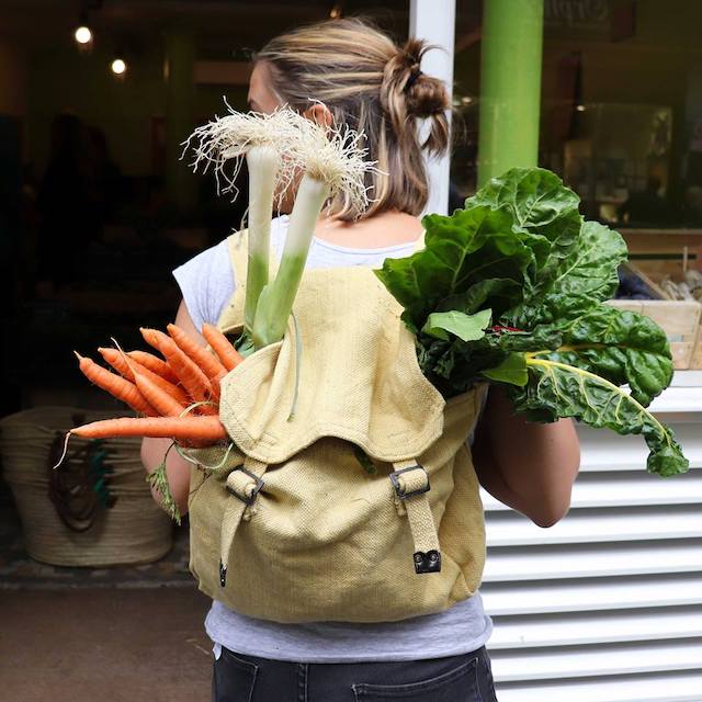 Une cliente d'Au bout du champ, chaîne implantée à Levallois et Paris / © Au bout du champ