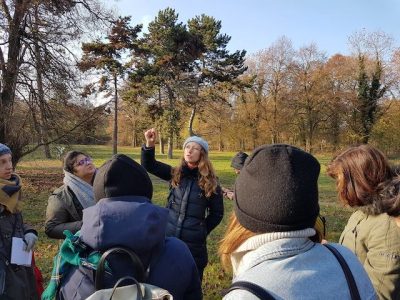La naturopathe Camille Fourtine (au centre) lors d'une initiation aux plantes sauvages dans le bois de Vincennes / © Mona Prudhomme pour Enlarge your Paris