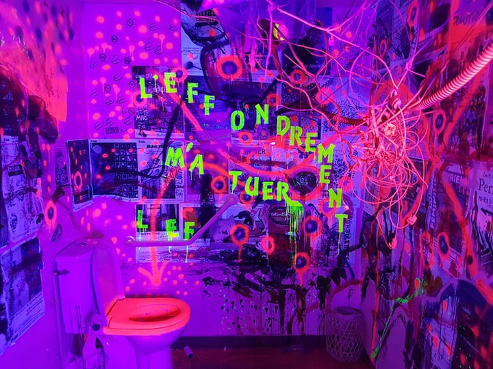 L'expo Collaps’ art dans les toilettes du 60 AdaDa / © Mona Prudhomme pour Enlarge your Paris
