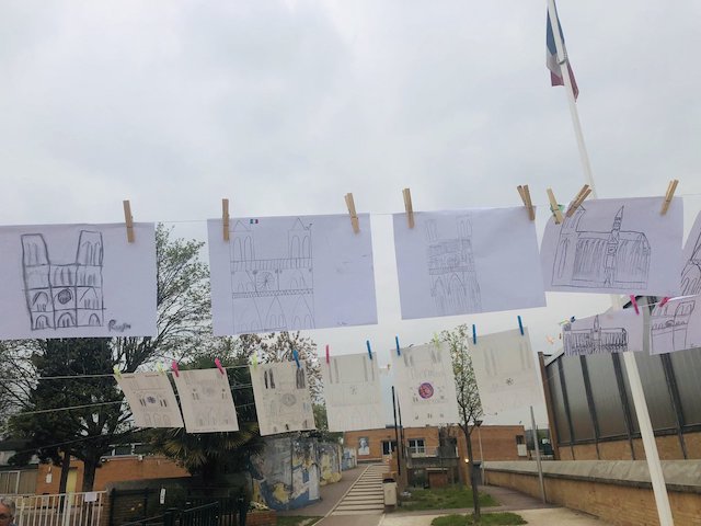 Dessins de Notre-Dame réalisés par des élèves de l'école élémentaire Jean Mermoz au Bourget / © Yannick Hoppe sur Twitter