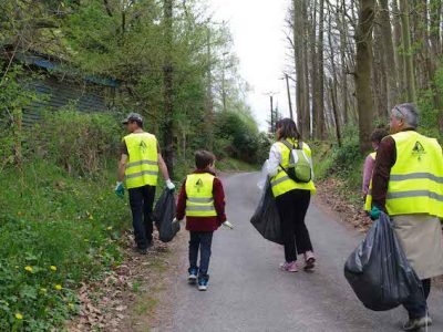 Ramassage de déchets dans le parc naturel de la Haute vallée de Chevreuse / © Parc naturel de la Haute vallée de Chevreuse