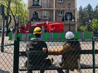 L'artiste Ernesto Novo et le cariste Milos Drincic devant la fresque du 64 rue du Moulin-des-Près à Paris (13e) / © Vianney Delourme pour Enlarge your Paris