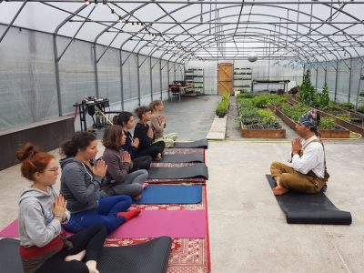 Séance de yoga à la ferme urbaine Zone sensible à Saint-Denis / © Zone sensible