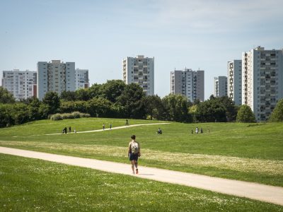 Situé entre La Courneuve, Stains, Saint-Denis et Dugny, et crée sur d'anciens maraîchages pollués, le parc Georges-Valbon, de plus de 400 ha, porte le nom du premier président du département de la Seine-Saint-Denis / © Jéromine Derigny pour Enlarge your Paris