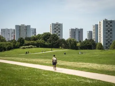 Situé entre La Courneuve, Stains, Saint-Denis et Dugny, et crée sur d'anciens maraîchages pollués, le parc Georges-Valbon, de plus de 400 ha, porte le nom du premier président du département de la Seine-Saint-Denis / © Jéromine Derigny pour Enlarge your Paris