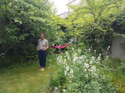 La paysagiste et scénographe Leslie Garcias dans son jardin qui fut auparavant un parking / © Mona Prudhomme pour Enlarge your Paris