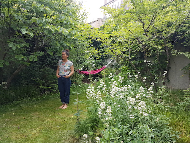 La paysagiste et scénographe Leslie Garcias dans son jardin qui fut auparavant un parking / © Mona Prudhomme pour Enlarge your Paris