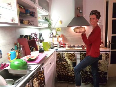 Julie Gourhant dans son appartement à Vitry / @ Mona Prudhomme pour Enlarge your Paris