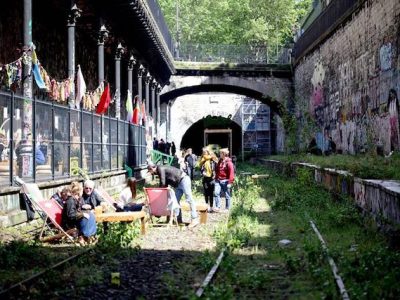 Les voies de la Petite Ceinture au niveau de l'ancienne gare de l’avenue de Saint-Ouen (18e), devenue la friche culturelle du Hasard Ludique / © Le Hasard Ludique