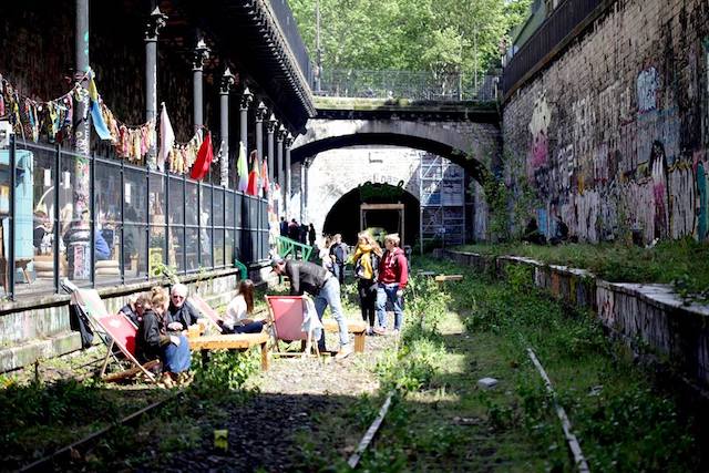 Les voies de la Petite Ceinture au niveau de l'ancienne gare de l’avenue de Saint-Ouen (18e), devenue la friche culturelle du Hasard Ludique / © Le Hasard Ludique