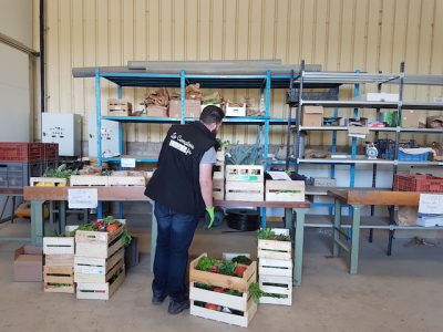 Michael, reponsable de collecte pour la Ruche à la maison, pendant une de ses tournées chez les producteurs d'Île-de-France / © Mona Prudhomme pour Enlarge your Paris