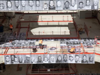 Des portraits d'habitants réalisés par le photographe JR sur le chantier du Grand Paris Express à Vitry / © Société du Grand Paris
