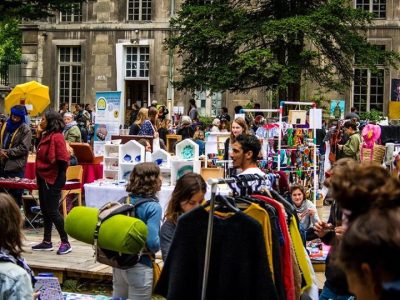Jour de braderie aux Grands Voisins, friche installée dans l'ancien hôpital Saint-Vincent-de-Paul à Paris (14e) et qui participe à l'édition 2019 du Green Friday / © Grands Voisins