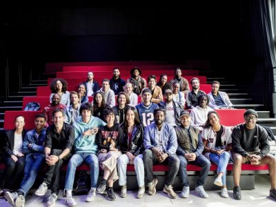 Le réalisateur Ladj Ly (au premier rang au centre) avec les élèves de la première promotion de l'école Kourtrajmé à Clichy-Montfermeil / © Natacha Gonzalez