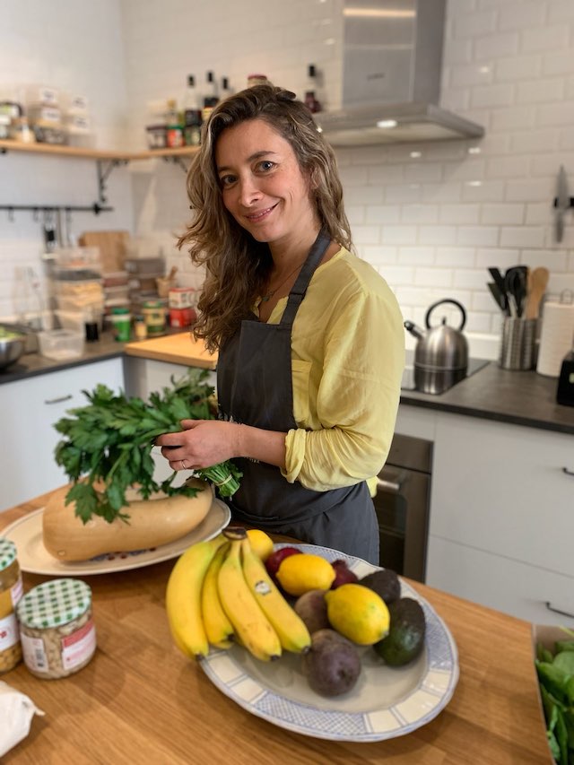 Odette Haddah dans la cuisine de la Positive Academy / © Positive Healthy Foods