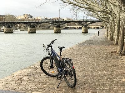 Un vélo électrique prend la pose sur les berges de Seine à Paris / © Tristan Nitot (Creative commons - Flickr)