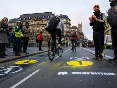 Marquage au sol de la ligne V1 du projet de réseau Vélopolitain à Paris le 12 décembre par un collectif d'associations / © Paris en selle