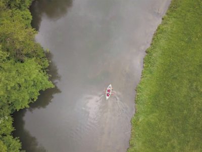 Canoë sur l'Epte dans le Val-d'Oise avec Clément et Marine, deux des protagonistes du documentaire From Paris to the Wild / © Helloways et les Explorers