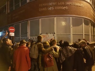Les artistes et les sympathisants de la friche Mains d'Oeuvres à Saint-Ouen célèbrent la décision rendue le 15 janvier par le tribunal de Bobigny / © Mona Prudhomme pour Enlarge your Paris