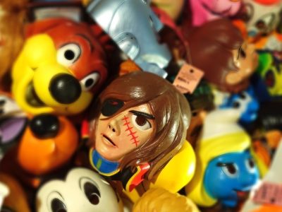 Les masques fabriqués par l'entreprise française César présentés aux Puces de Saint-Ouen / © Velvet Galerie